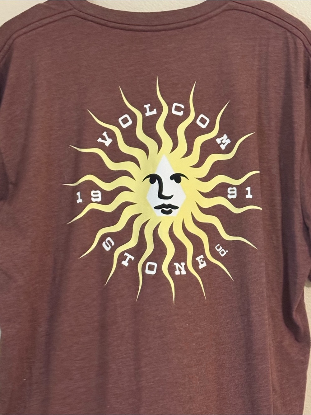 Volcom Burgundy-Brown Color Short-Sleeve Tee with Yellow Sun Graphic Size XL NWT - Picture 4 of 9